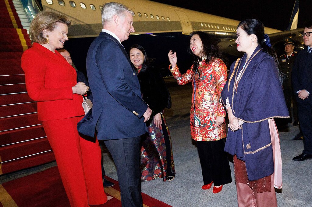 Mathilde de Belgique en rouge se rend au Vietnam avec Philippe Mathilde de Belgique en rouge se rend au Vietnam avec Philippe