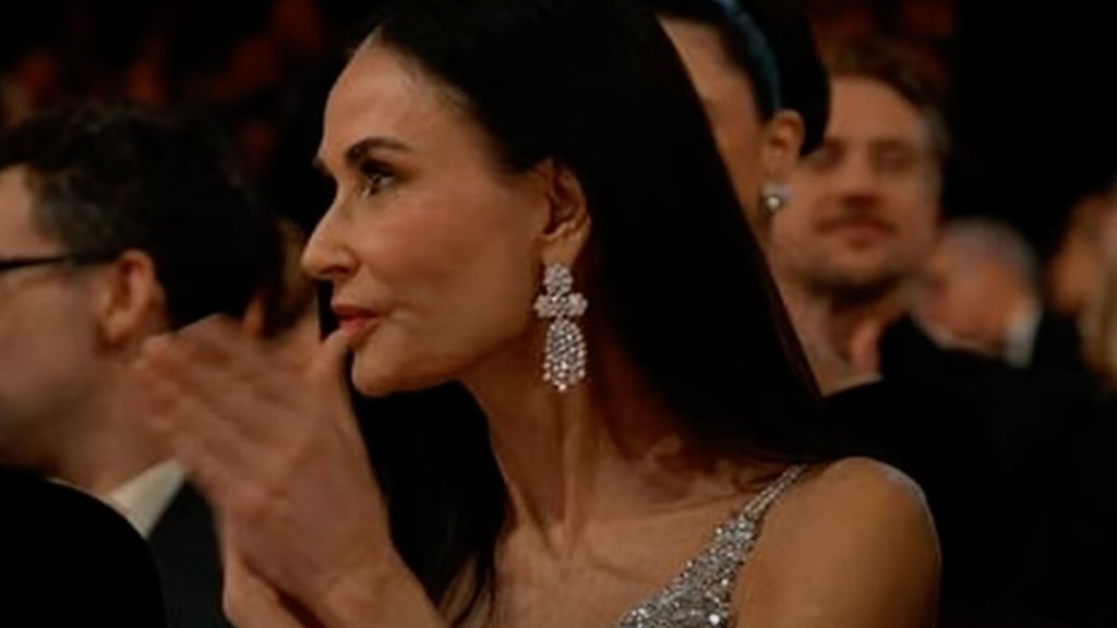 Analyse du langage corporel de Demi Moore après sa défaite aux Oscars 2023 Analyse du langage corporel de Demi Moore après sa défaite aux Oscars 2023