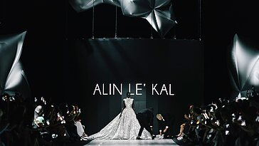 Une robe de mariée à 1 million : 150 kg et 96 000 cristaux Swarovski éblouissent le défilé