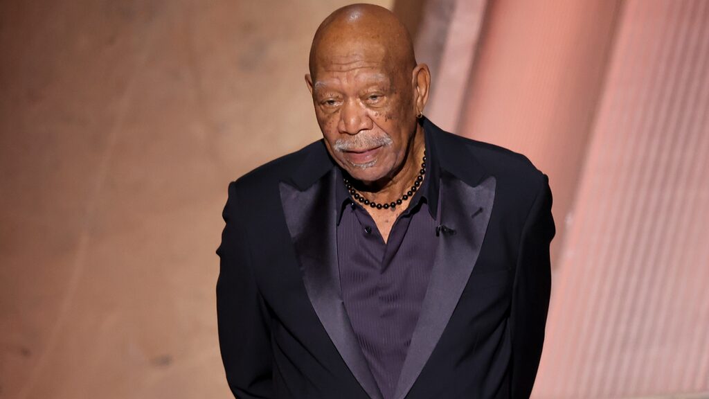 Morgan Freeman : la raison de son gant unique aux Oscars liée à sa santé Morgan Freeman : la raison de son gant unique aux Oscars liée à sa santé