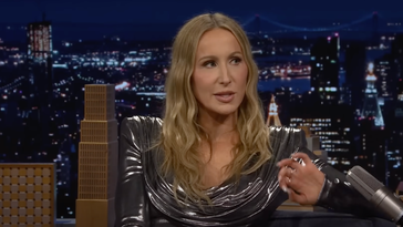 Nikki Glaser répond aux critiques sur Ozempic et chirurgie avec des photos rétro