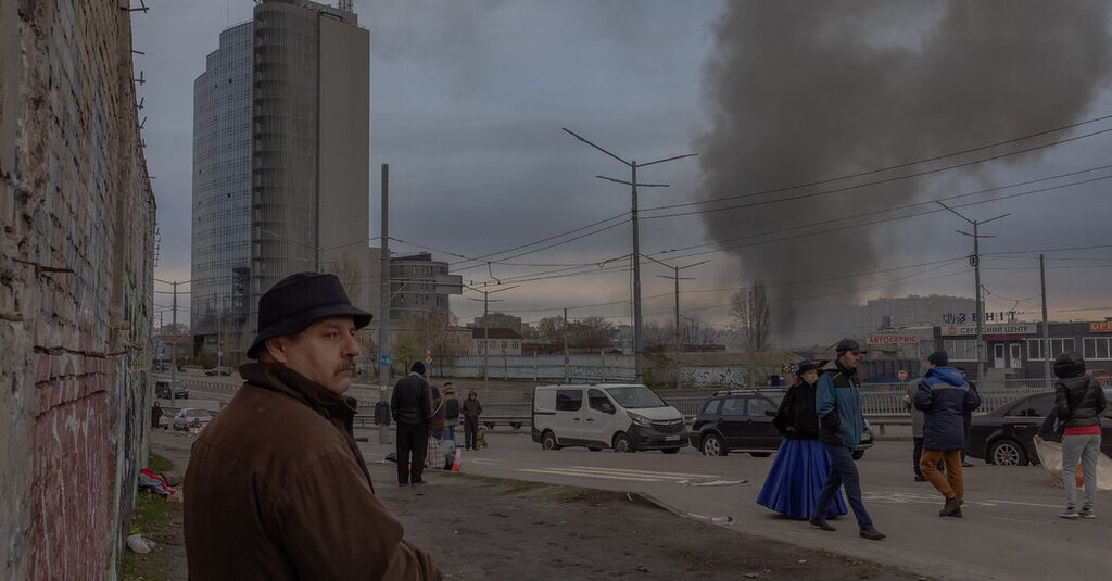 Les attaques russes sur Kyiv : l’Ukraine pleure les victimes de l’assaut sur la ville de Zelensky Les attaques russes sur Kyiv : l’Ukraine pleure les victimes de l’assaut sur la ville de Zelensky