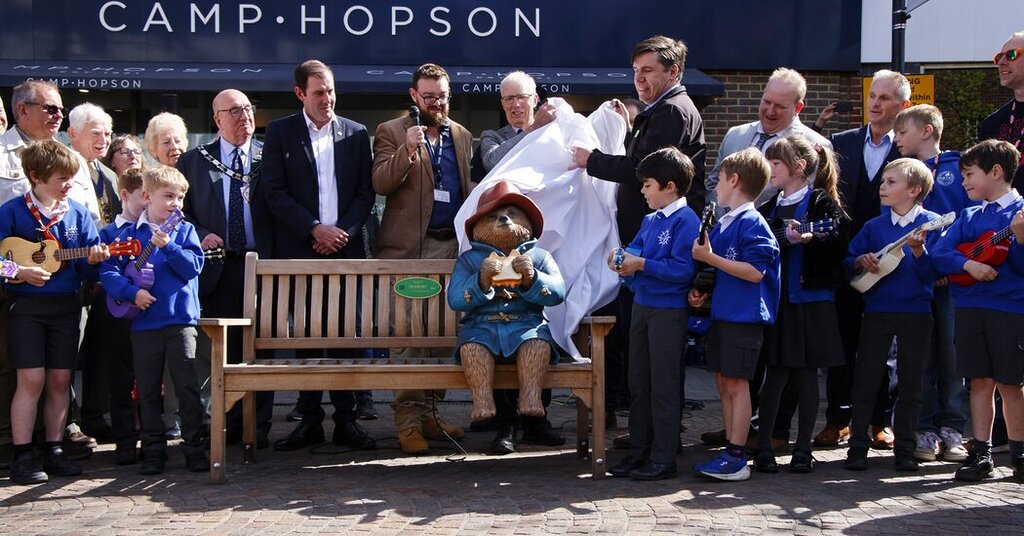Paddington rétablit l’ordre : son retour sur le banc Paddington rétablit l’ordre : son retour sur le banc