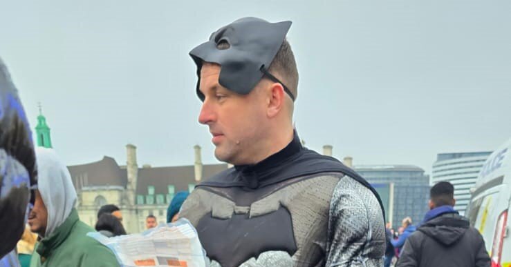 Batman et Robin affrontent les escrocs qui dupent les touristes à Londres