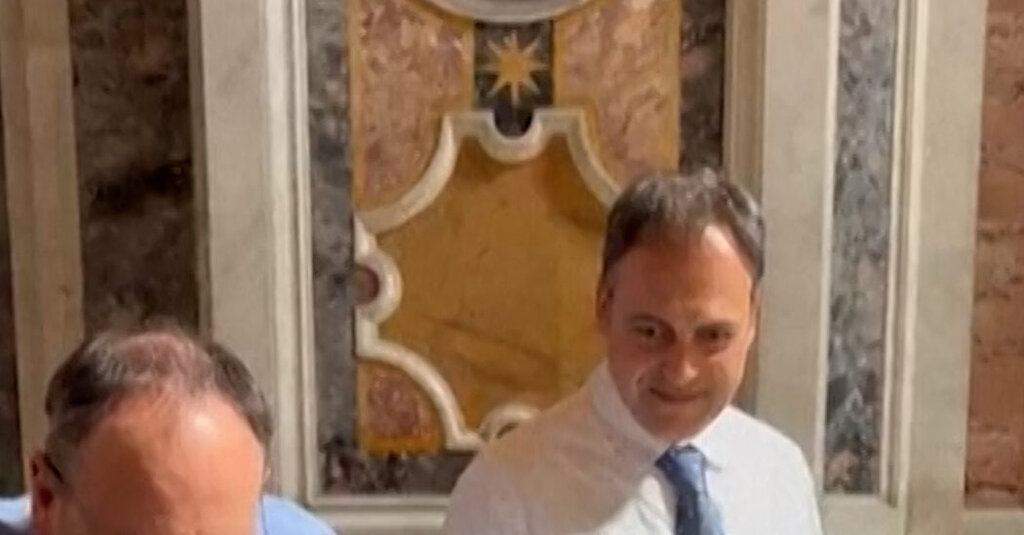 Le pape François visite la basilique Saint-Pierre en civil, à la surprise générale Le pape François visite la basilique Saint-Pierre en civil, à la surprise générale