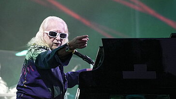 Pourquoi Michel Polnareff garde-t-il ses lunettes de soleil, même sans nécessité ?