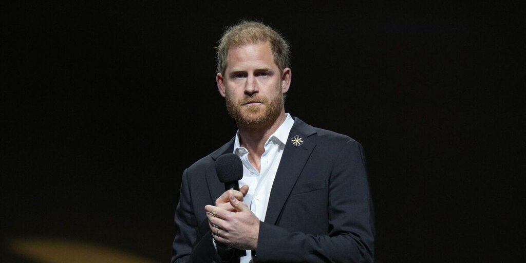Le prince Harry retourne à Londres pour comparaître, ravivant de douloureux souvenirs familiaux