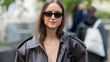 La jupe longue tendance : un look incroyable pour les it girls, même avec des baskets