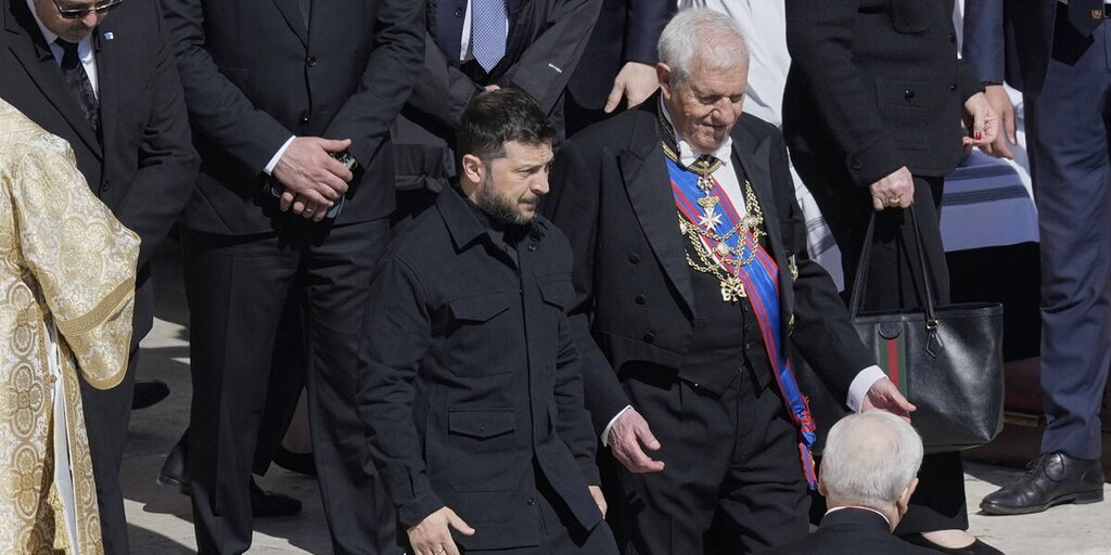 Lors des obsèques du pape François, Zelensky acclamé après un échange fructueux avec Trump