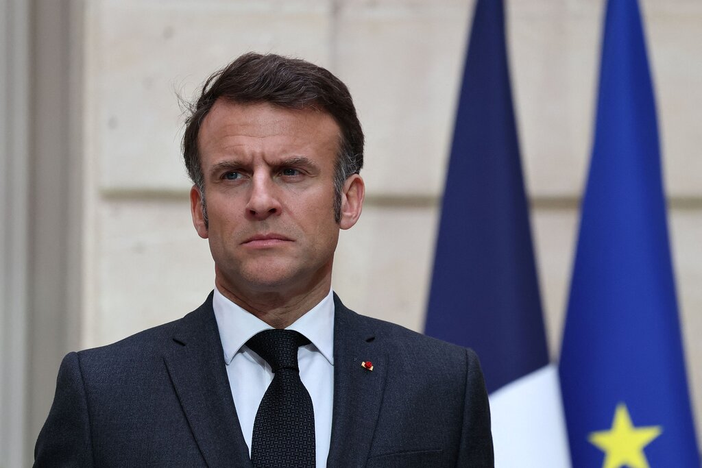 Le président Macron demande de suspendre les investissements aux États-Unis en attendant des précisions