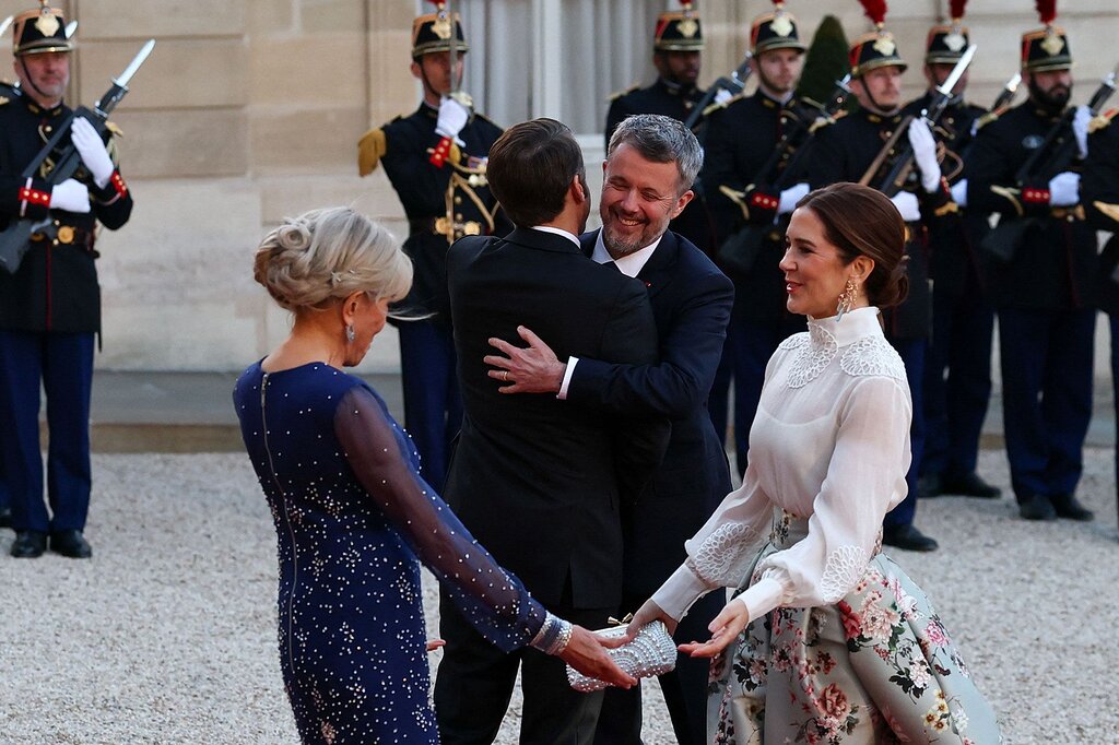 Mary de Danemark et Brigitte Macron solidaires, Frederik déclare son amour pour la France à l’Élysée Mary de Danemark et Brigitte Macron solidaires, Frederik déclare son amour pour la France à l’Élysée