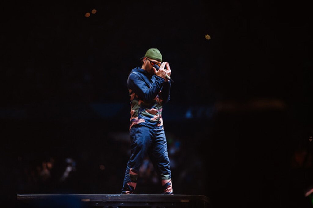 Après son concert au Stade de France, Jul impressionne en claquettes-chaussettes