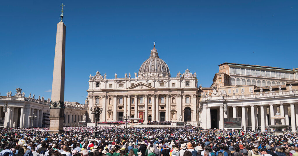 Des fidèles se rassemblent place Saint-Pierre pour les funérailles du pape : « Il était comme de la famille »