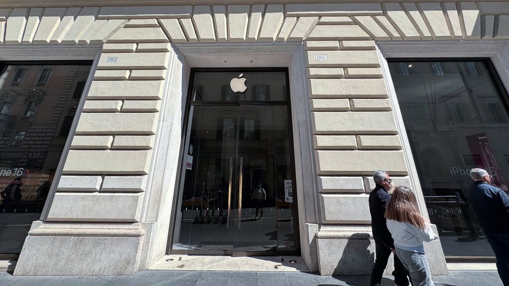 Apple Via del Corso : Le magasin romain qui évoque un musée