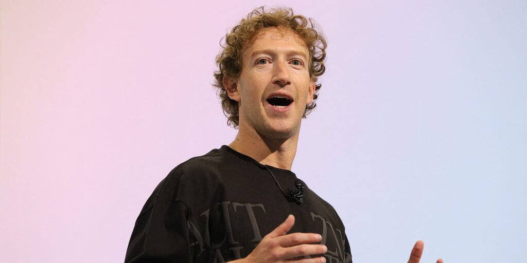 Mark Zuckerberg paraît contrarié après le rejet de son offre d’achat par Snapchat