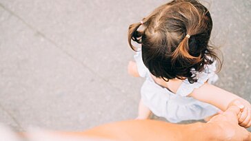 À 47 ans, j’ai décidé d’adopter un bébé alors que mes deux aînés partaient pour l’université, et les réactions m’ont surprise