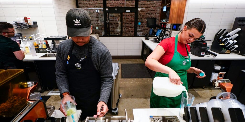 Les baristas de Starbucks expriment leurs doutes sur le nouveau code vestimentaire de la chaîne Les baristas de Starbucks expriment leurs doutes sur le nouveau code vestimentaire de la chaîne