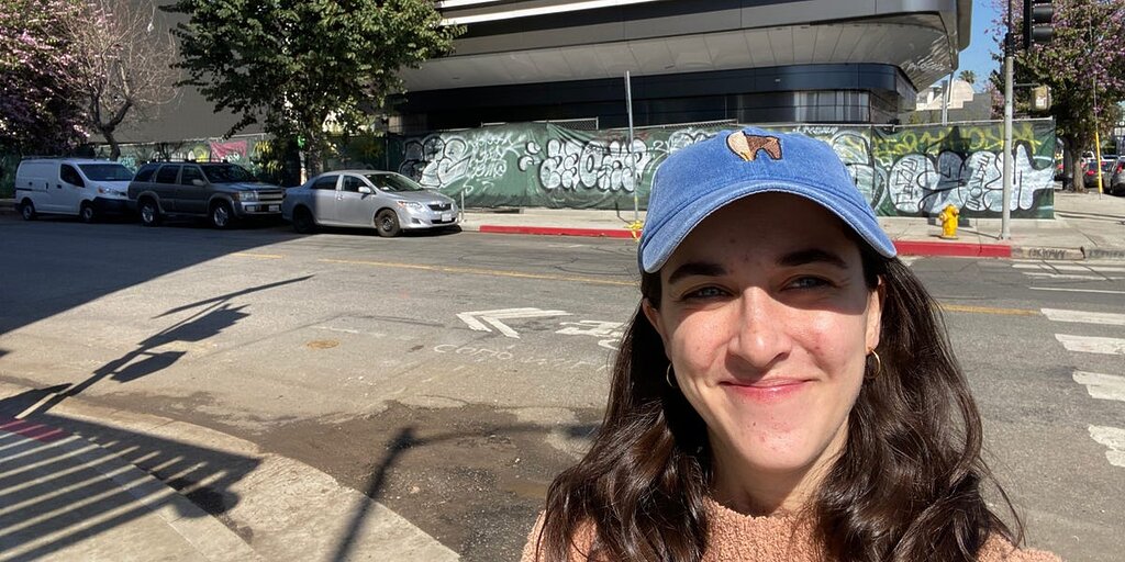 Avant son ouverture, j’ai visité le restaurant Tesla à Los Angeles, déjà visible dans l’horizon de Hollywood