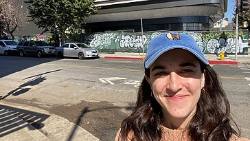 Avant son ouverture, j’ai visité le restaurant Tesla à Los Angeles, déjà visible dans l’horizon de Hollywood