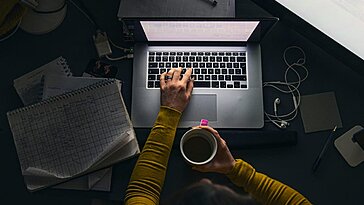 Un membre de la génération X gagne 300 000 $ en travaillant secrètement à distance sur deux emplois