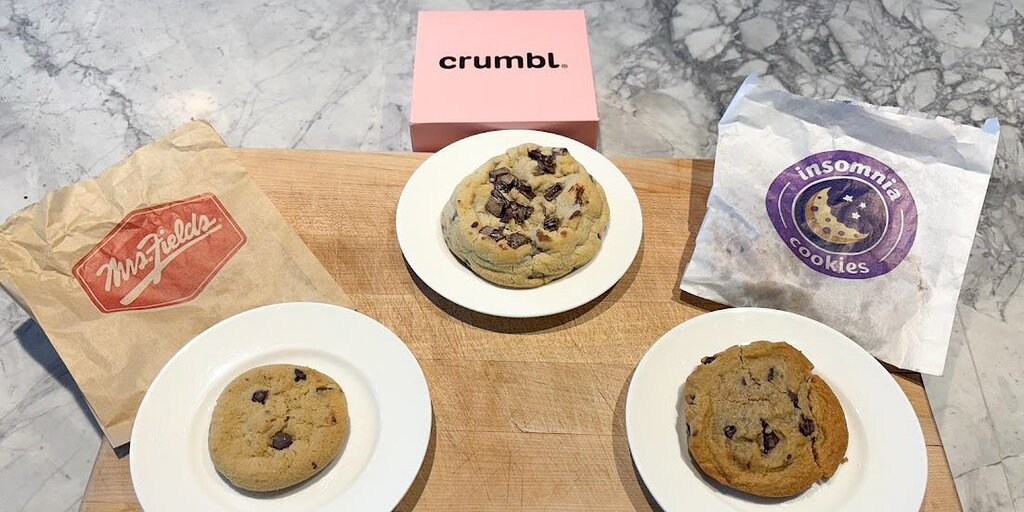 Nous avons dégusté des cookies aux pépites de chocolat de Crumbl, Insomnia et Mrs. Fields. L’un d’eux s’est distingué Nous avons dégusté des cookies aux pépites de chocolat de Crumbl, Insomnia et Mrs. Fields. L’un d’eux s’est distingué