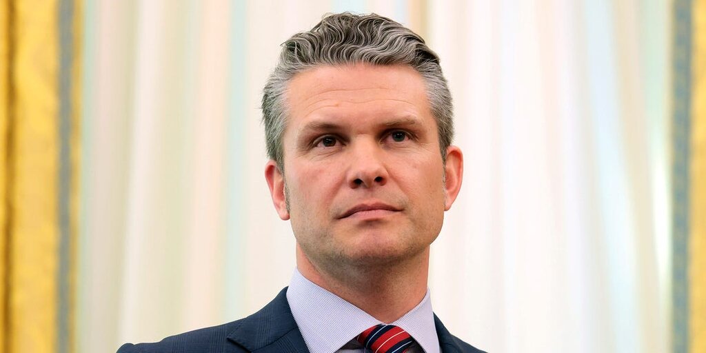 Le porte-parole démissionnaire du Pentagone pense que Trump renverra Pete Hegseth après un mois tendu