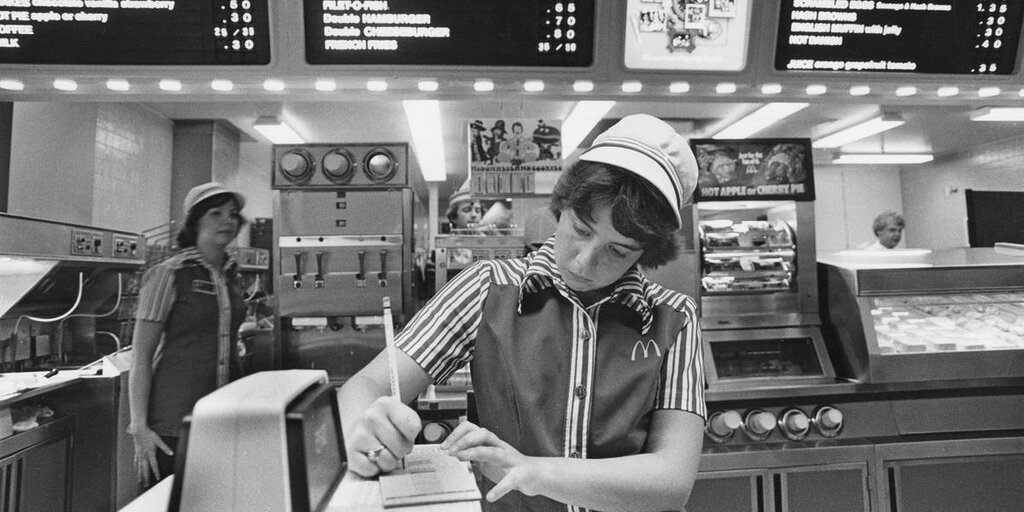 Des photos anciennes montrent l’expérience de manger chez McDonald’s dans les années 1970 Des photos anciennes montrent l’expérience de manger chez McDonald’s dans les années 1970