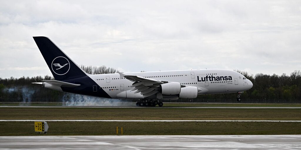 Un avion avec des centaines de passagers a dû atterrir après qu’une tablette s’est coincée en siège