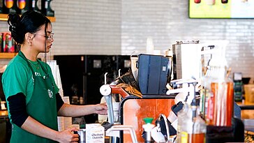 Starbucks recrute des baristas et se sépare des machines pour poursuivre sa transformation