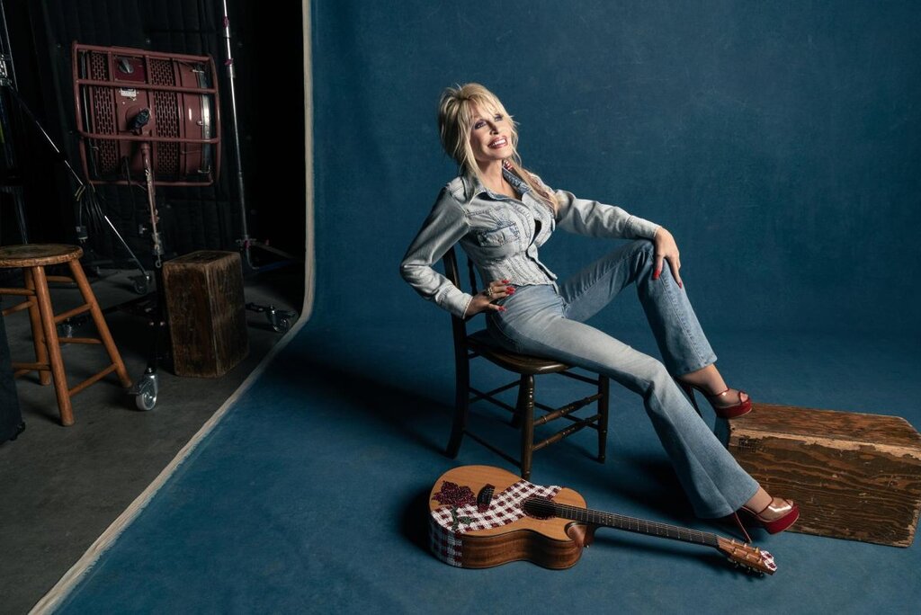 Dolly Parton dévoile les jeans « Joleans » en partenariat avec Good American