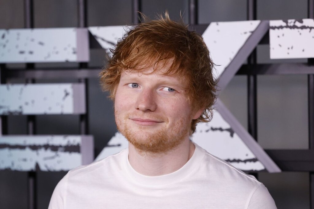 Dans son nouveau clip, Ed Sheeran chante avec un ballon rose