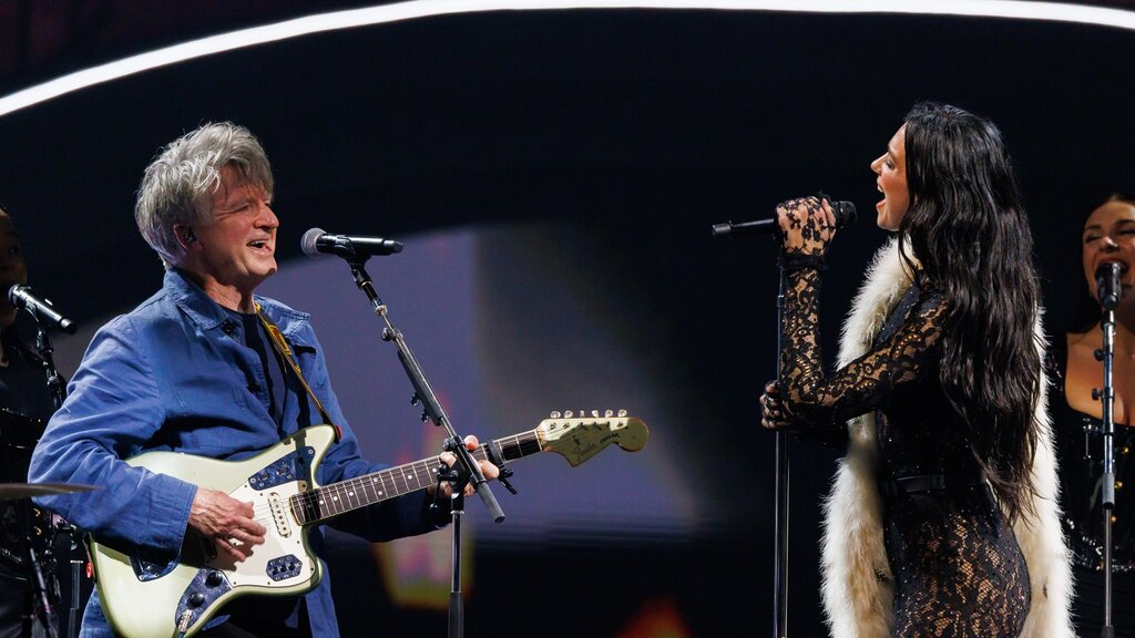 Dua Lipa interprète « Don’t Dream It’s Over » de Neil Finn, membre de Crowded House Dua Lipa interprète « Don’t Dream It’s Over » de Neil Finn, membre de Crowded House