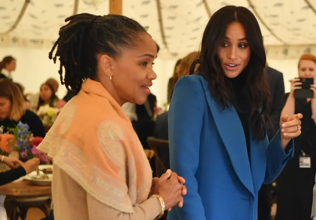 Meghan Markle : Elle lève les yeux au ciel face à sa mère Doria Ragland lors d’une interview récente