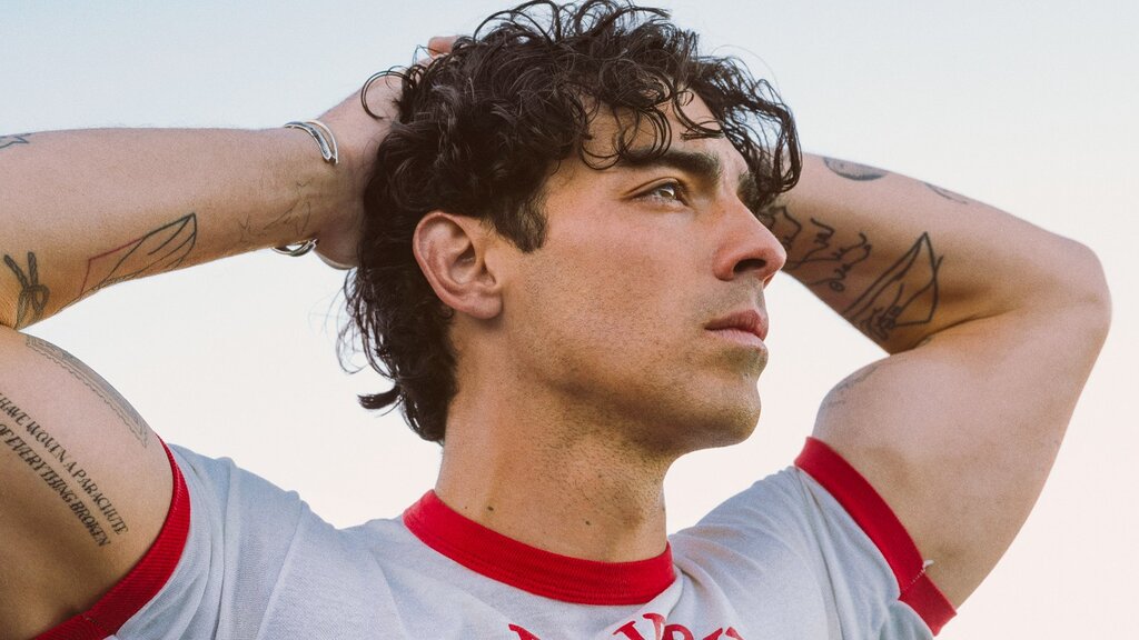 Joe Jonas dévoile son envie d’amour dans son nouveau single solo « Heart by Heart »