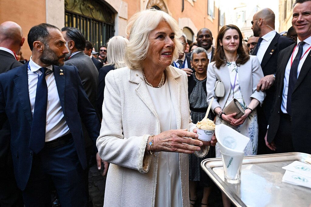 Vingt ans après, la reine Camilla retrouve sa robe de mariée à Rome Vingt ans après, la reine Camilla retrouve sa robe de mariée à Rome