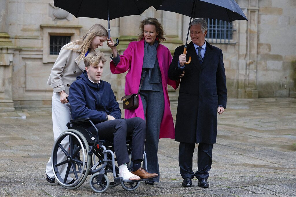 Emmanuel de Belgique, en fauteuil roulant, rejoint Saint-Jacques-de-Compostelle avec sa sœur