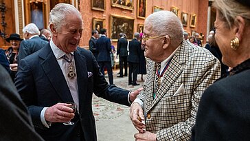 Pourquoi David Hockney a-t-il évité de peindre Elizabeth II ou Charles III dans ses œuvres ?