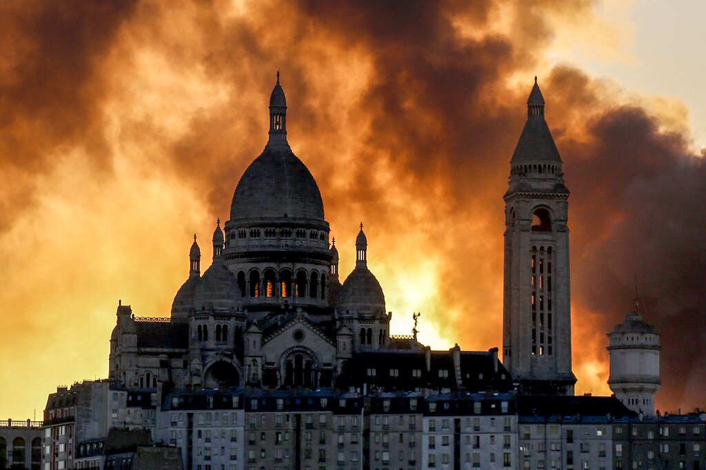 Un incendie majeur affecte un centre de tri dans le 17e arrondissement Un incendie majeur affecte un centre de tri dans le 17e arrondissement