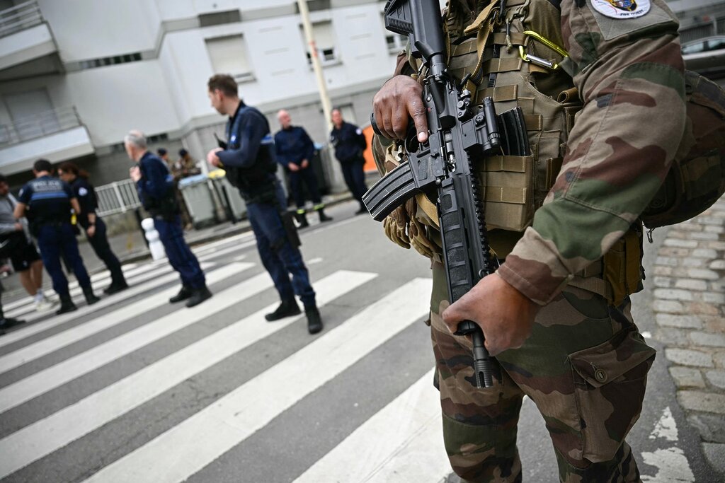 Une élève meurt poignardée dans un lycée, trois autres sont blessées Une élève meurt poignardée dans un lycée, trois autres sont blessées