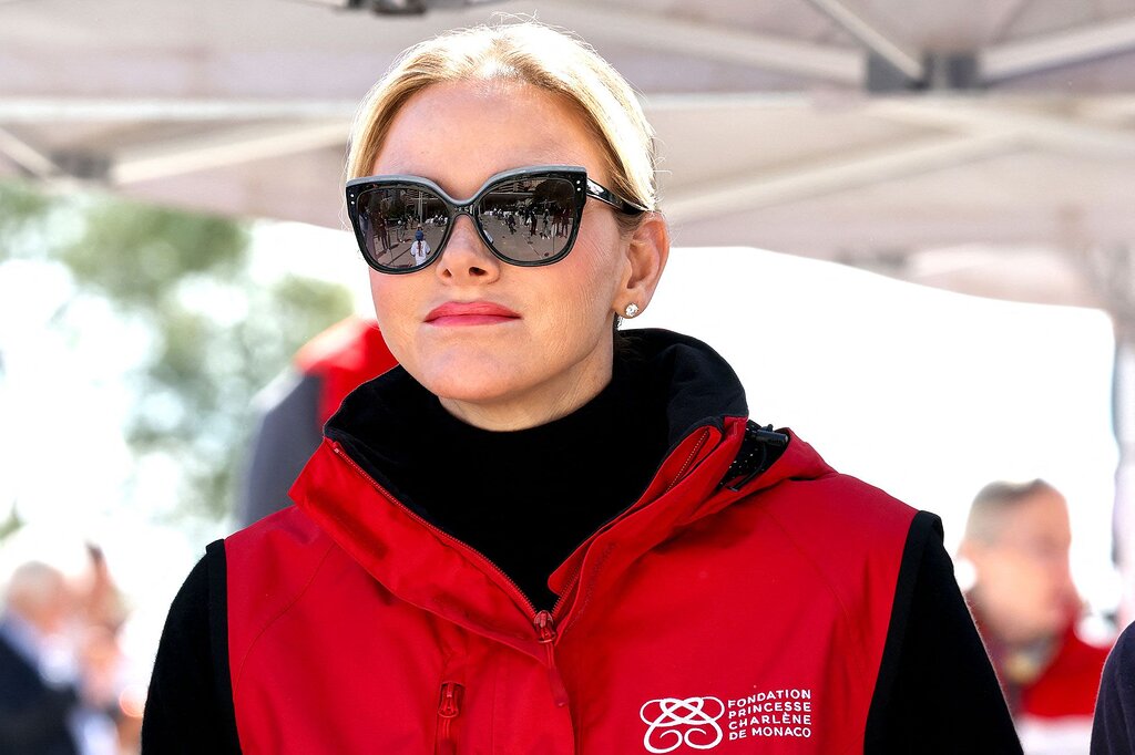 Charlène de Monaco en costume et baskets pour encadrer des collégiens à Monaco