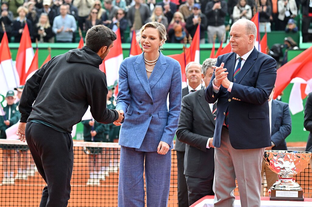 Charlène de Monaco élégante en perles et tailleur, avec Albert pour rendre hommage à Carlos Alcaraz Charlène de Monaco élégante en perles et tailleur, avec Albert pour rendre hommage à Carlos Alcaraz