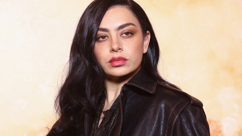 Charli XCX poursuit Roblox pour violation de droits d’auteur sur la danse Apple