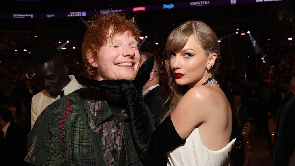 Ed Sheeran partage ses souvenirs de la tournée Red de Taylor Swift dans l’émission « Call Her Daddy » Ed Sheeran partage ses souvenirs de la tournée Red de Taylor Swift dans l’émission « Call Her Daddy »