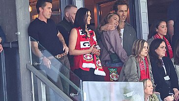 Émotions et embrassades dans les tribunes de Wrexham