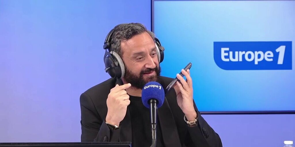 Cyril Hanouna téléphone en direct à une personne qui lui est chère lors de son émission sur Europe 1 Cyril Hanouna téléphone en direct à une personne qui lui est chère lors de son émission sur Europe 1