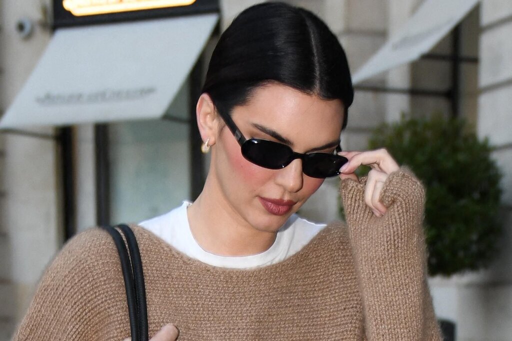 Kendall Jenner affiche des tenues chics pendant son séjour à Paris