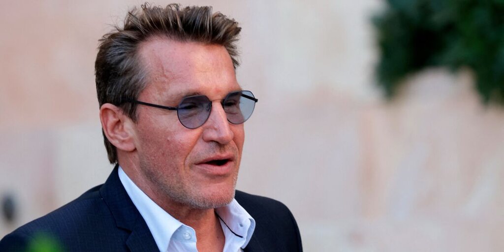 Lors de son départ d’Europe 2, Benjamin Castaldi ironise en direct sur ses audiences