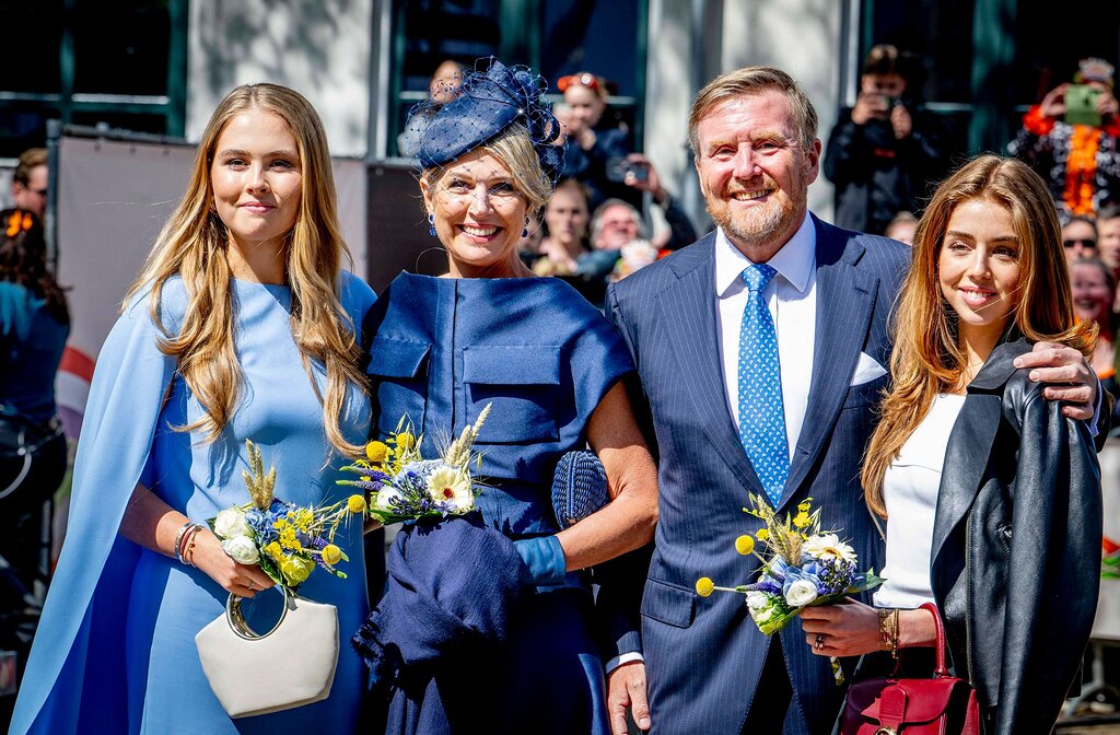 Maxima, Willem-Alexander et leurs filles Amalia et Alexia portent du bleu pour la fête du Roi