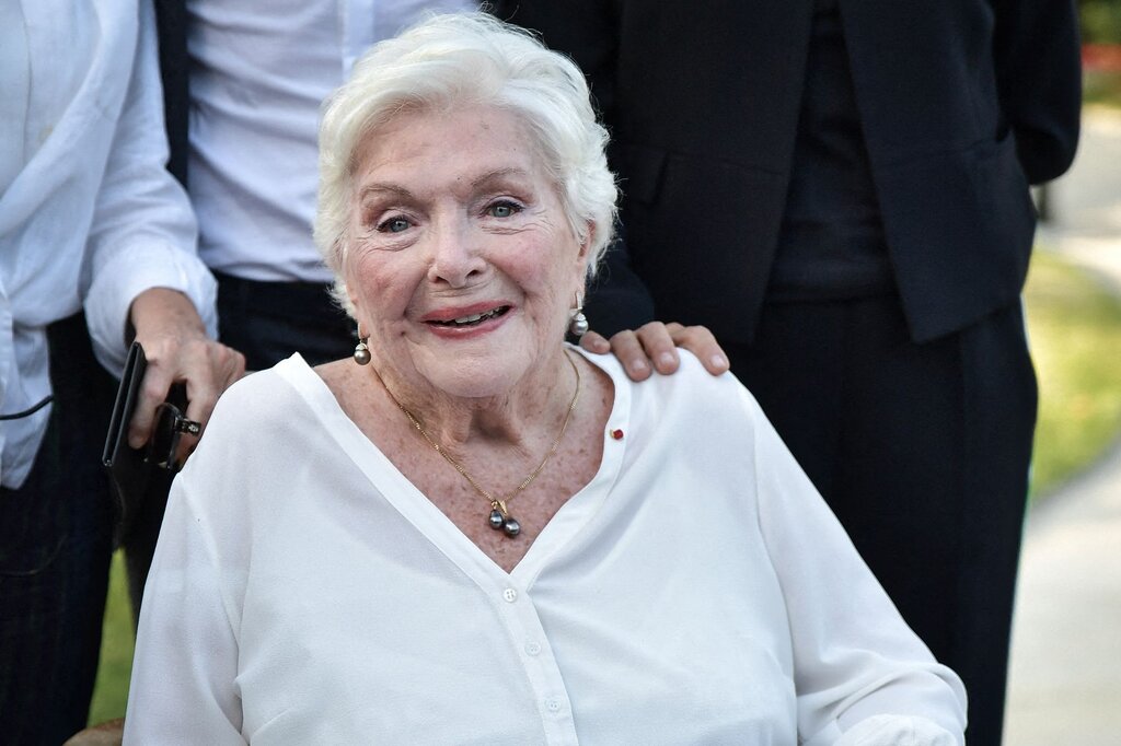 À 96 ans, Line Renaud est en pleine forme et s’exclame : Quel bonheur