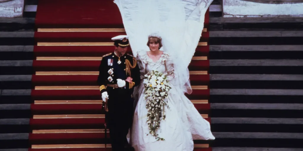 La robe de secours de mariage de la princesse Diana : surprenantes similitudes avec l’original iconique La robe de secours de mariage de la princesse Diana : surprenantes similitudes avec l’original iconique